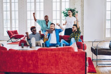 Duygusal grup zafer online dijital tablet üzerinde izlemek ile favori takım sürpriz için tezahürat ve erkek arkadaşıyla touchpa üzerinde okumak maç sonuçlarını ile çığlık hipsters heyecanlı