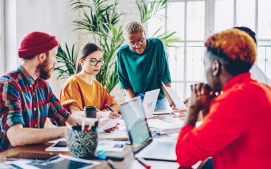 Genç kadın ve erkek meslektaşları fikirleri tartışmak ve uzay, ciddi öğrenciler Afro-Amerikan coac ile atölye çalışması sırasında beyin fırtınası coworking planlama yapma başlangıç proje üzerinde işbirliği