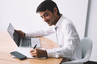 Başarılı gülümseyen yazılım geliştirici ana soru, Hintli işadamı modern ofis dizüstü cihaz ile iş zevk için wifi bağlı olumlu işveren yazma listesi ile toplantı planlama