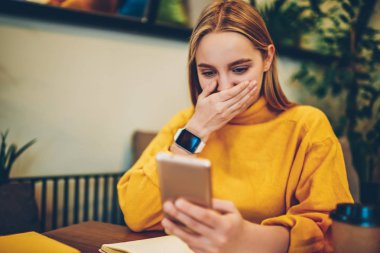 Mutlu kadın cep telefonundan öğeleri seçme ve online alışveriş sırasında online web deposunda büyük indirimler kazanmak heyecanlı hissediyorum hayran hippi kız bildirim Smartphone cep telefonu ile kontrol