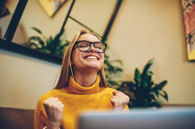 Kadın öğrenci kutluyor başarı ders çalışma modern netbook üzerinde gülümseyen wifi için kapalı, mutlu kadın serbest meslek sahibi dizüstü bilgisayarda tamamlanan program projesinin heyecanlı hissediyorum bağlı