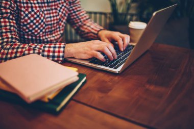 Erkek el çevrimiçi kurslar Internet Web sitelerinde, ders çalışma Üniversitesi wifi için bağlı modern dizüstü bilgisayar üzerinden yapan erkek ararken eğitim için uygulama yükleme kırpılmış görüntü