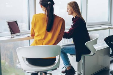 Konuşmayı birlikte dizüstü bilgisayar kullanarak kayıp iç coworking alanı oturma pozitif kadın işbirliği ortak projesi paylaşımı fikirler üzerinde bin yıllık kadın meslektaşım memnun