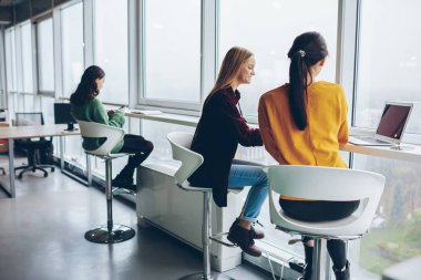 Konuşmayı birlikte dizüstü bilgisayar kullanarak kayıp iç coworking alanı oturma pozitif kadın işbirliği ortak projesi paylaşımı fikirler üzerinde bin yıllık kadın meslektaşım memnun