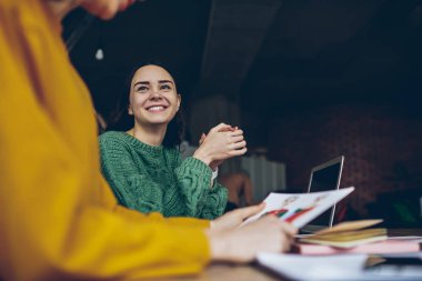Görüntü gülümseyen beyaz esmer kadının çalışma işlemi sırasında meslektaşı ile konuşmayı kırpılmış, fikirler tasarımı kontrol arkadaşıyla tartışmaya olumlu hippi kız birlikte skeçler