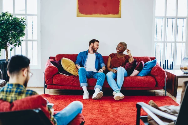 Happy Mannelijke Vrouwelijke Multiraciale Vrienden Plezier Modern Ontworpen Appartement Communiceren — Stockfoto