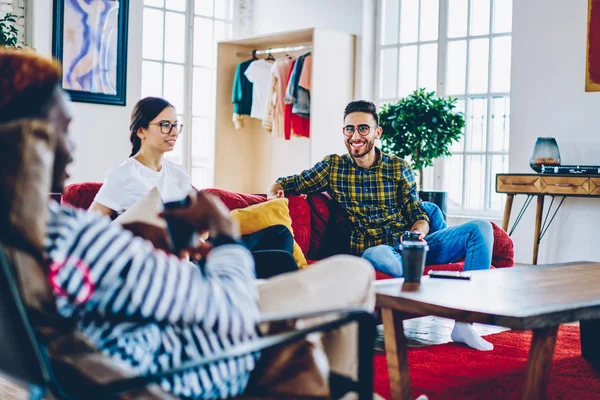 Alegre Amigos Masculinos Femininos Conversando Passar Tempo Dentro Casa Confortável — Fotografia de Stock