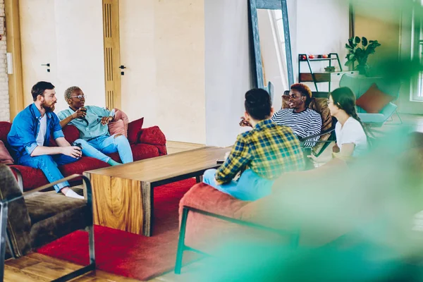 Bemanning Van Creatieve Mannelijke Vrouwelijke Collega Zitten Bij Loft Interieur — Stockfoto