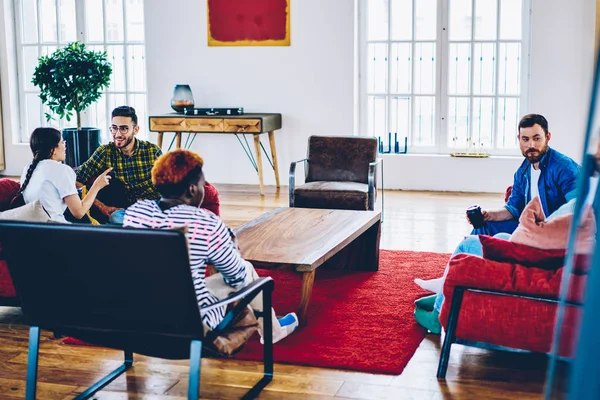 Hipsters Sentados Quarto Interior Moderno Com Decoração Casa Legal Móveis — Fotografia de Stock