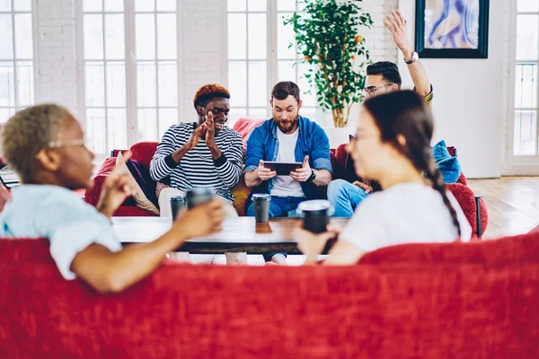 Caras Multirraciais Alegres Comemorando Sucesso Vitória Nível Jogo Vivo Tablet — Fotografia de Stock