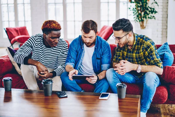 Los Amigos Masculinos Multirraciales Concentrados Hojean Web Site Tableta Digital — Foto de Stock