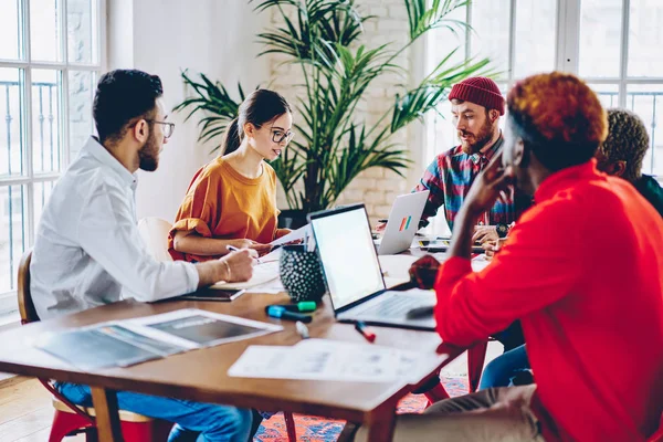 Kvinna Som Läser Rapporten Möte Tabell Med Kreativa Kollegor Diskuterar — Stockfoto