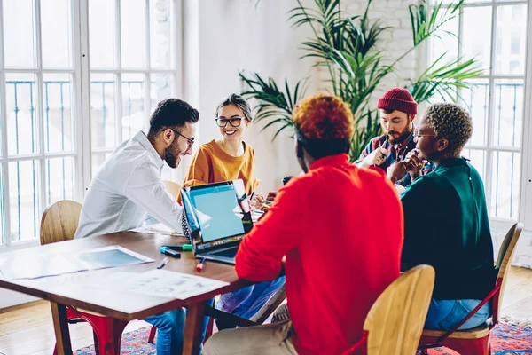 Hipsters Sonrientes Que Cooperan Proyecto Satisfechos Con Comunicación Amistosa Trabajo — Foto de Stock