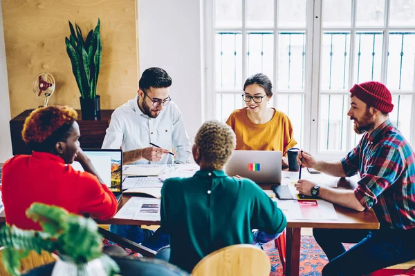 Expertos Jóvenes Hombres Mujeres Empleados Lluvia Ideas Durante Mesa Reuniones —  Fotos de Stock