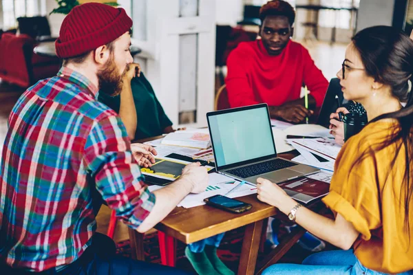 Jóvenes Estudiantes Masculinos Femeninos Que Cooperan Espacio Coworking Usando Computadora —  Fotos de Stock