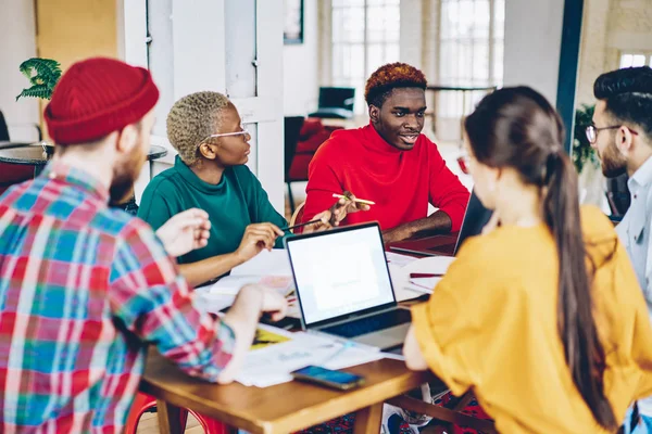 Multiethnische Besatzung Von Mitarbeitern Diskutiert Ideen Besprechungstisch Coworking Büro Mit — Stockfoto