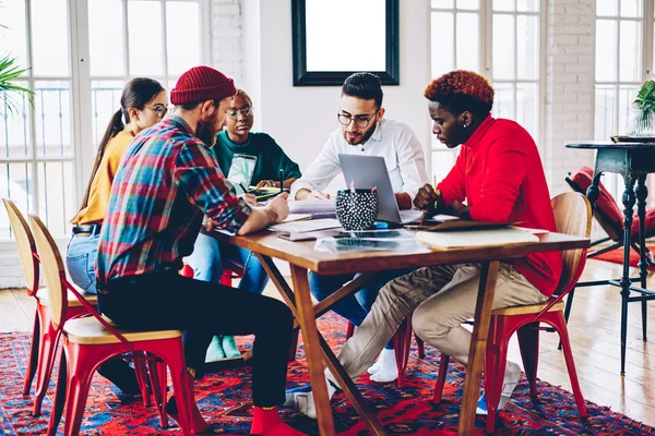 Slimme Jonge Studenten Samen Werken Project Met Behulp Van Technologie — Stockfoto