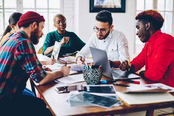 Equipo Multirracial Estudiantes Sentados Escritorio Con Tecnología Papelería Concentrados Hacer —  Fotos de Stock