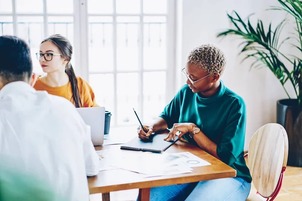 Líder Masculino Profesional Tripulación Que Señala Plan Negocios Explica Información — Foto de Stock