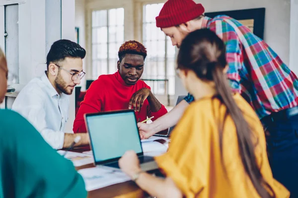 Les Collègues Masculins Féminins Coopérant Sur Projet Sont Concentrés Sur — Photo