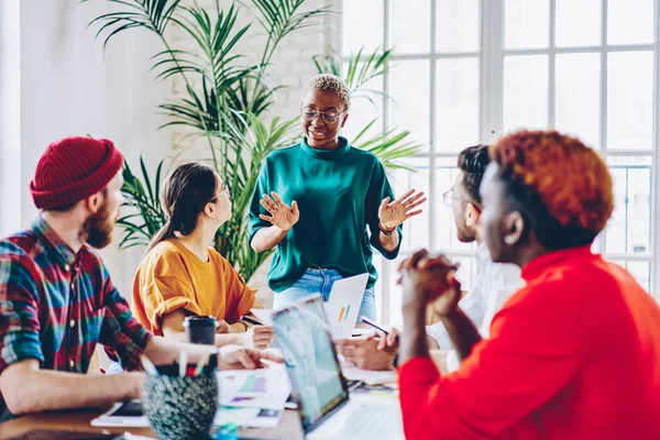 Entrenadora Afroamericana Hablando Durante Taller Con Equipo Estudiantes Explicando Estrategia — Foto de Stock