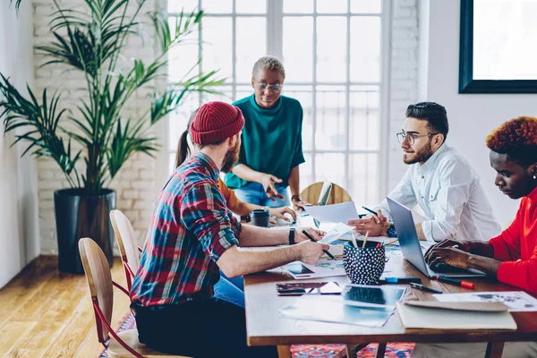 Slimme Jonge Bemanning Van Ontwerpers Brainstormen Tijdens Coöperatieve Werkproces Coworking — Stockfoto