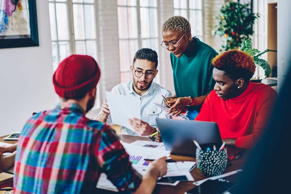 Afroamerikansk Kvinnelig Leder Arbeidsgruppen Sjekker Ansattes Rapport Møtebordet Seriøse Kolleger – stockfoto