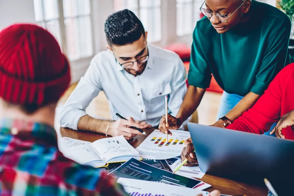 Smart Afrikanisch Amerikanischer Coach Erklärt Wie Man Während Eines Workshops — Stockfoto