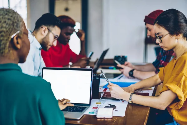 Grupo Diversidade Funcionários Masculinos Femininos Usando Computadores Portáteis Garantindo Processo — Fotografia de Stock