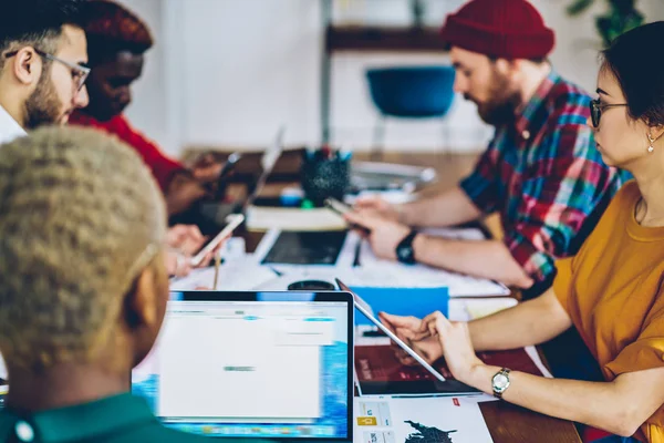 Besättningen Mångrasliga Manliga Och Kvinnliga Designers Samarbetar Möte Tabell Office — Stockfoto