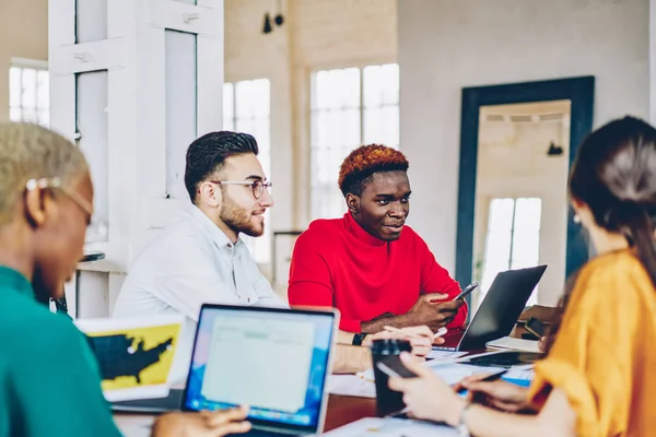 Colegas Multiraciales Que Cooperan Proyecto Espacio Coworking Utilizando Tecnologías Modernas —  Fotos de Stock