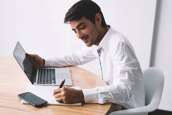 Successo Sorridente Sviluppatore Software Pianificazione Incontro Con Datore Lavoro Scrittura — Foto Stock