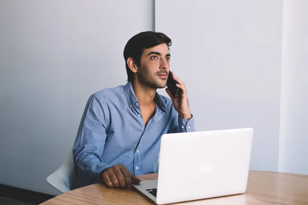 Grave Maschio Sviluppatore Seduto Alla Scrivania Chiamando Servizio Clienti Controllare — Foto Stock