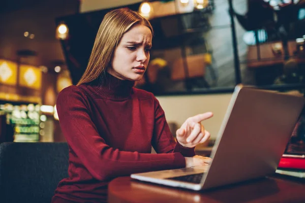 Mulher Pensativa Intrigado Com Mail Recebido Trabalho Apontando Tela Laptop — Fotografia de Stock