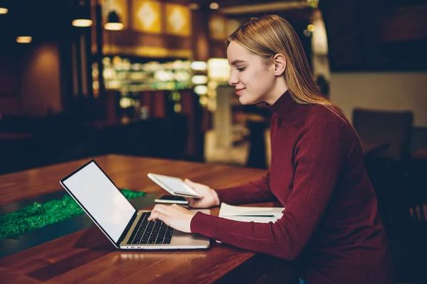 Happy Caucasian Female Freelancer Feeling Good Working Remotely Using Laptop — Stock Photo, Image