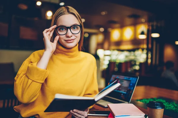 Portret Van Positieve Vrouwelijke Blogger Camera Kijken Tijdens Het Zoeken — Stockfoto