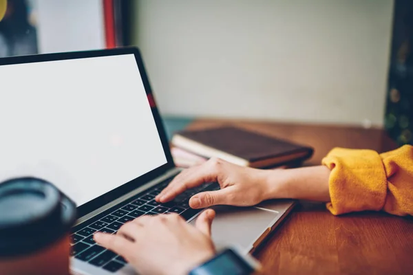 Imagem Cortada Mãos Femininas Digitando Texto Página Internet Para Atualizar — Fotografia de Stock