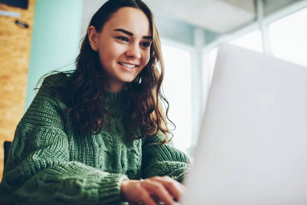 Sonriente Freelancer Mujer Calificada Trabajando Remotamente Netbook Satisfecho Con Éxito —  Fotos de Stock