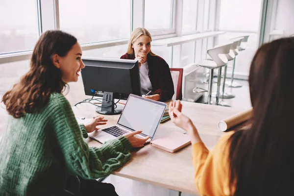 Colegas Positivas Hablando Entre Discutiendo Sobre Proyecto Sentadas Escritorio Juntas —  Fotos de Stock