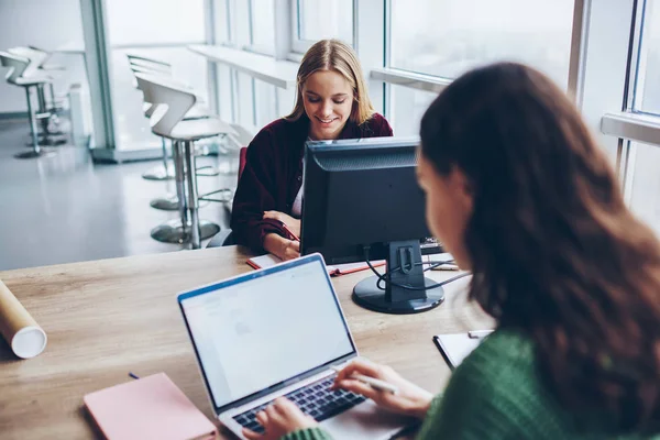 Mulheres Qualificadas Trabalhando Juntas Área Trabalho Usando Tecnologia Moderna Para — Fotografia de Stock