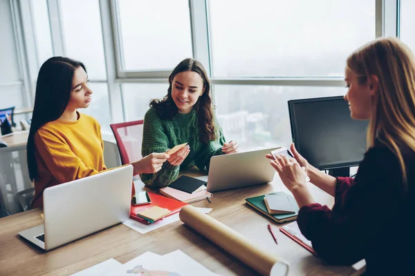 Kadın Arkadaşları Keyfin Yerinde Dizüstü Bilgisayar Wifi Kullanma Office Masaüstü — Stok fotoğraf