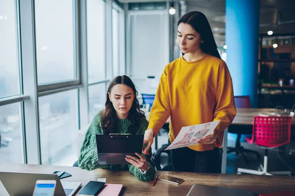 Jefe Femenino Serio Que Comprueba Trabajo Del Empleado Que Mira —  Fotos de Stock