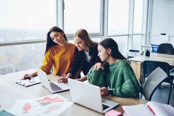 Kru Perempuan Terampil Memasang Aplikasi Baru Komputer Laptop Selama Proses — Stok Foto