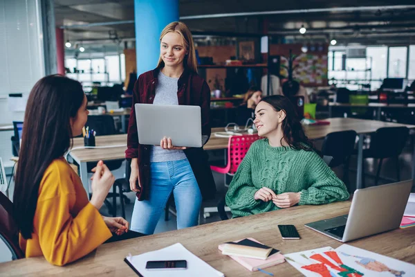 Mujer Positiva Sosteniendo Ordenador Portátil Tener Conversación Con Equipo Mujeres —  Fotos de Stock