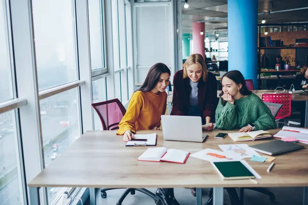 Positive Kvinnelige Studenter Som Ser Trene Webinar Sammen Forbereder Prosjektet – stockfoto