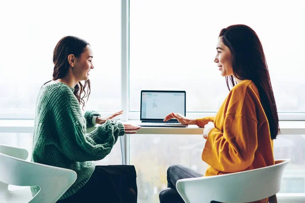 Mulheres Caucasianas Positivas Conversando Umas Com Outras Sentadas Escritório Interior — Fotografia de Stock