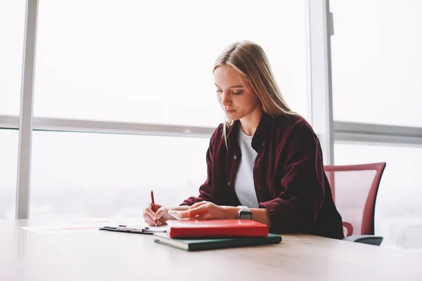 Studente Bionda Pensierosa Che Scrive Note Informazioni Dalla Pagina Web — Foto Stock