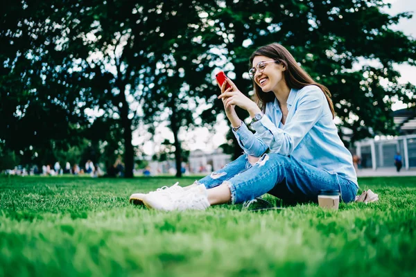 Vrolijke Jonge Vrouw Brillen Lachen Grappige Video Bekeken Mobiele Tijdens — Stockfoto