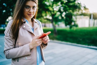 Çekici hippi kız arkadaşıyla sosyal sohbet için cep telefonunuzun Eyewear portresi kalmak açık, Genç ve güzel kadın için 4 g cep telefonu bağlanma kamera bakarak iletişim internet