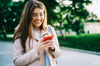 Neşeli hippi kız komik video yolu ile açık havada zaman harcama yaparken cep bağlantıda 4 g göz gülüyor Eyewear mutlu genç kadını tarifeler ile kısa mesaj gönderme Internet için tatmin